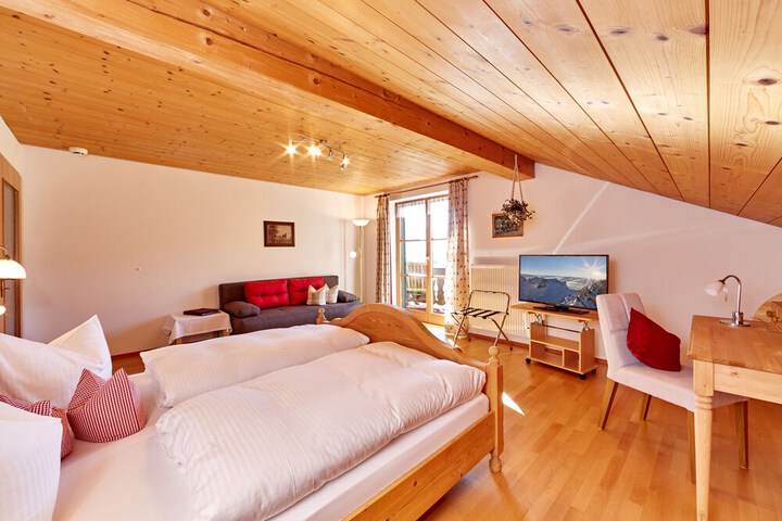 Room 3 of 33