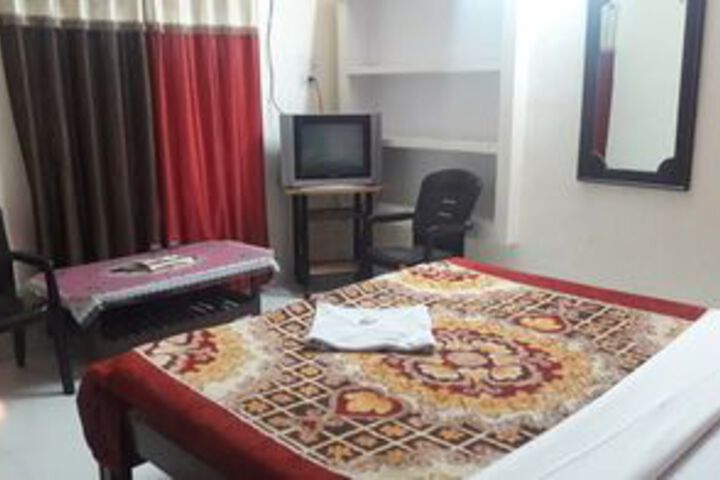 Room 5 of 12
