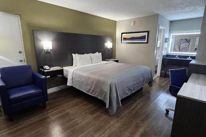 1 King Bed (8 of 16)
