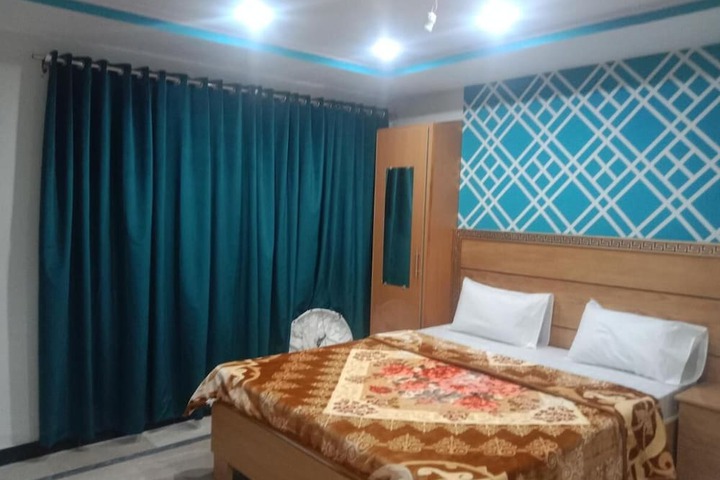 Room 10 of 14