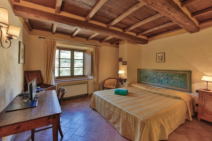 Room 8 of 28