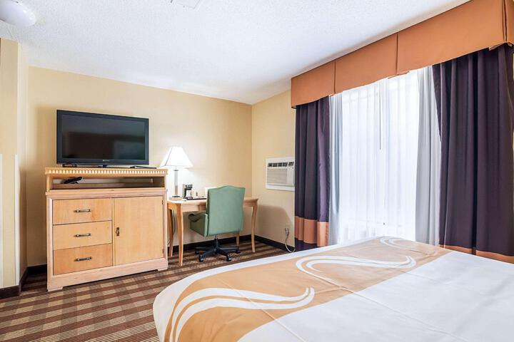 1 Queen Bed (2 of 12)