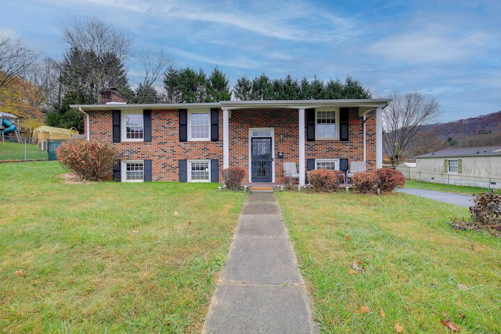 Bluefield Home w / Covered Deck - Near Parks!