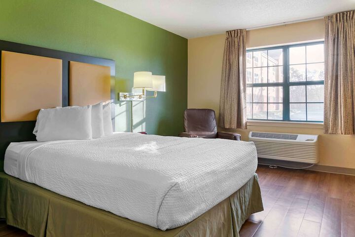 Studio Queen Bed (3 of 9)