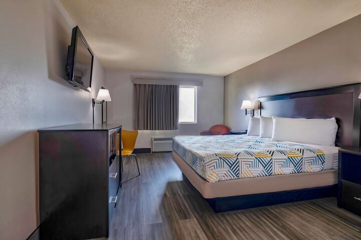 1 King Bed (5 of 9)