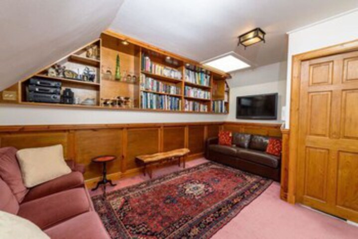 Room 8 of 16