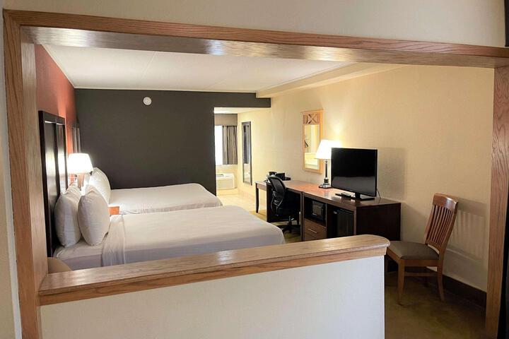 1 Queen Bed (12 of 29)