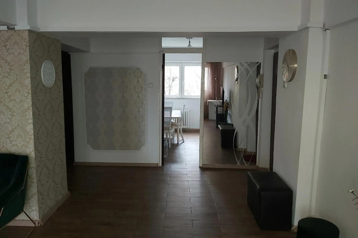 Room 5 of 12