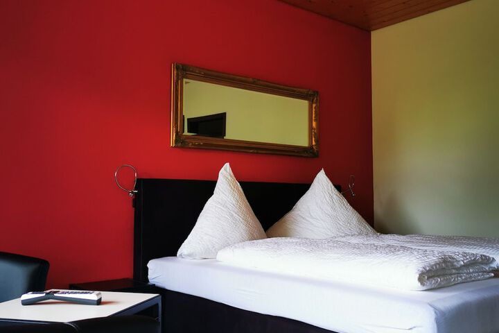 Room 6 of 8