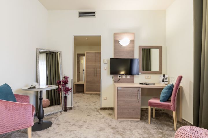 Room 13 of 82