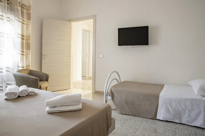 Room 3 of 10