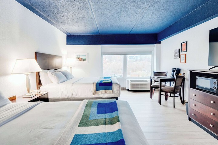 1 Queen Bed (7 of 8)
