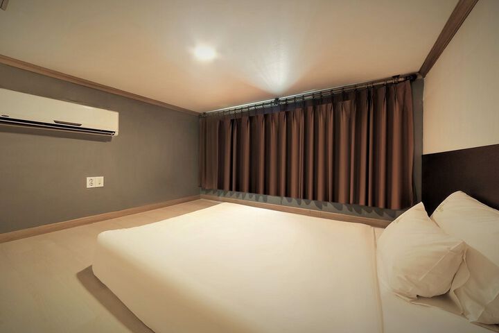 Room 72 of 77