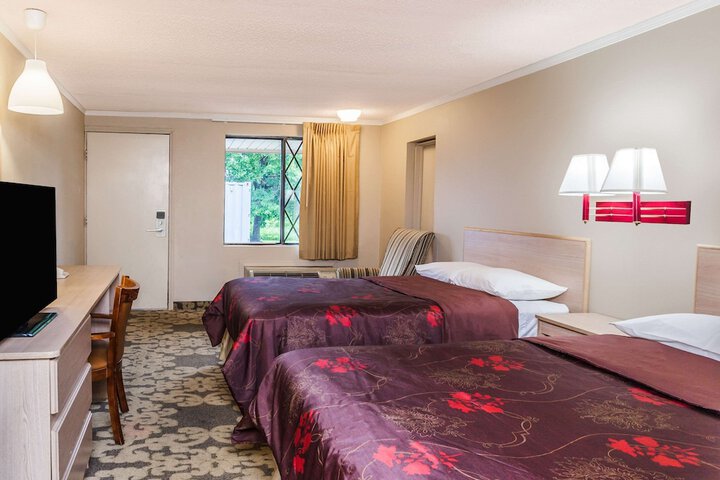 1 Queen Bed (9 of 9)