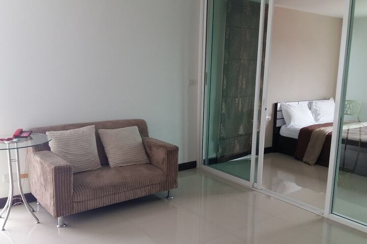 Room 6 of 10