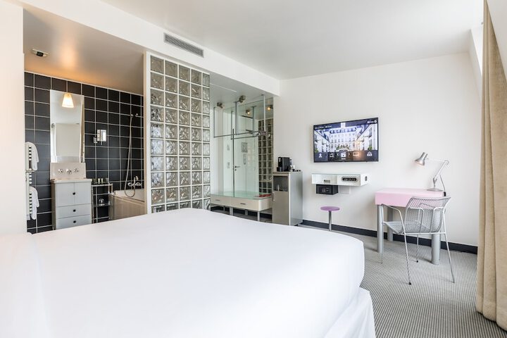 Room 3 of 52