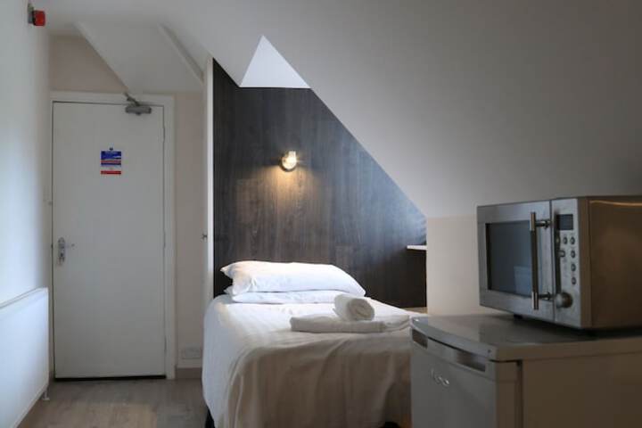 Room 27 of 49