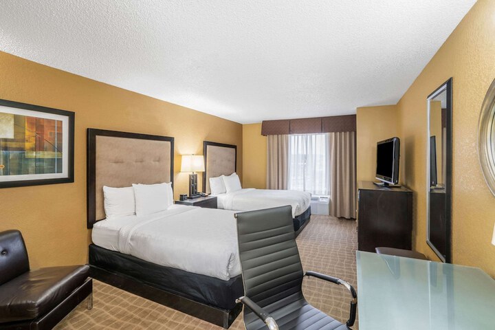 2 Double Beds (6 of 6)