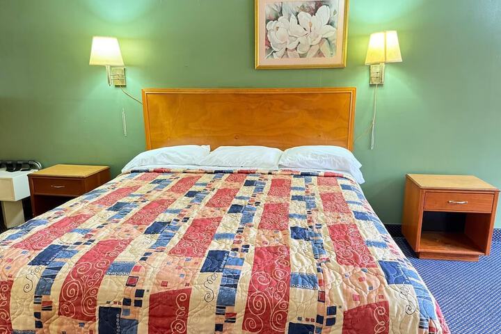 Standard Single Room 1 King Bed (4 of 18)