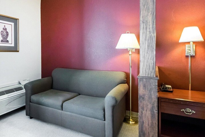1 King Bed (3 of 6)