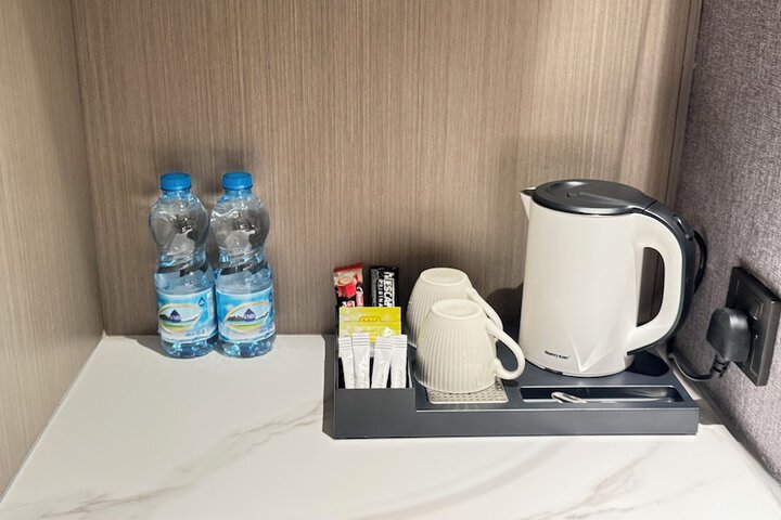 Room 6 of 10