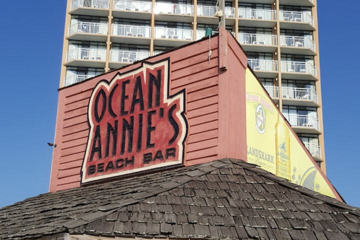 Poolside bar
