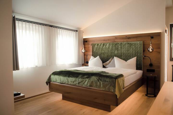 Room 32 of 153