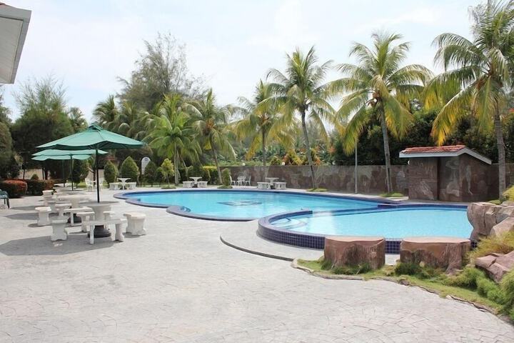 Hotel with Pool