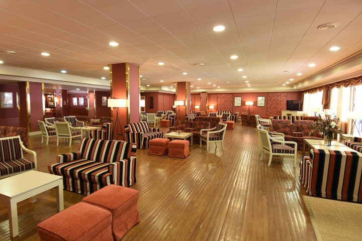 Lounge 47 of 56