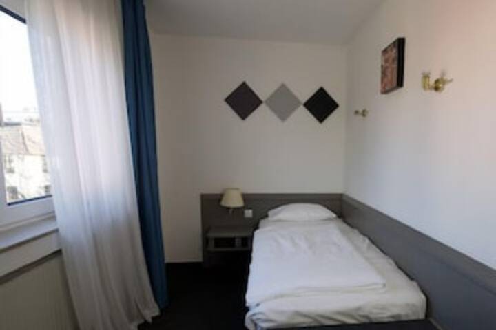 Room 12 of 27