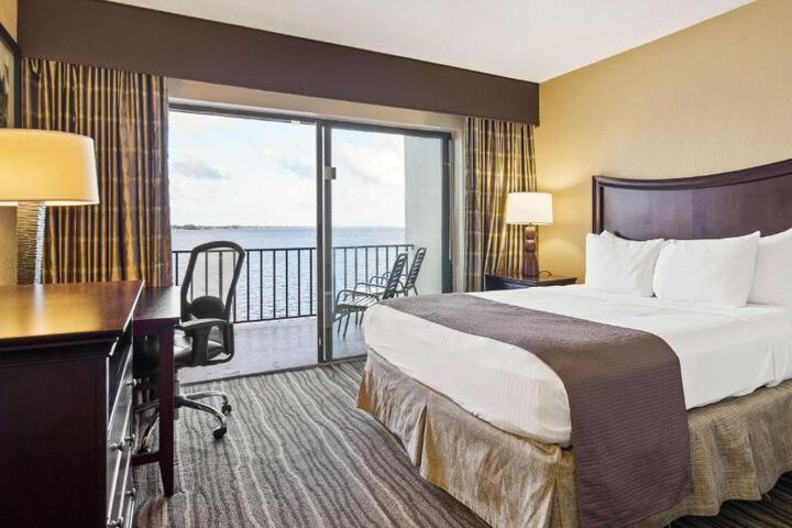 1 King Accessible Comm Assist Walk in Shower No View Full Breakfast (8 of 9)