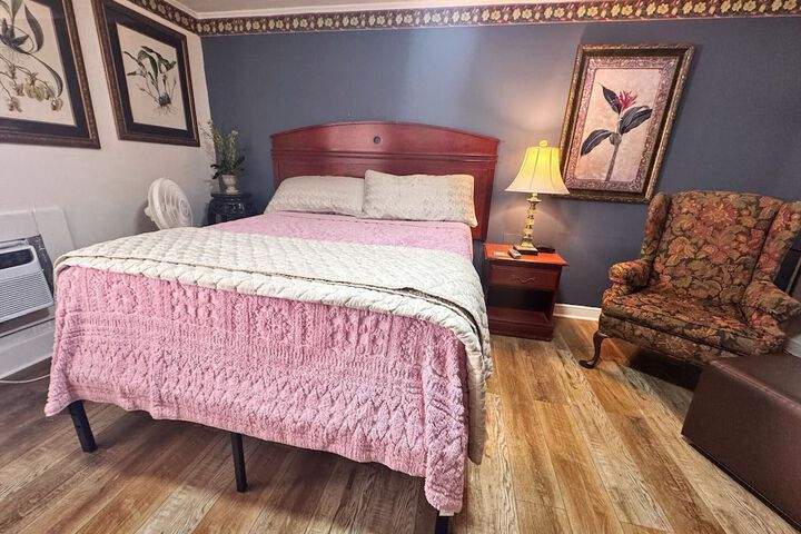 1 Queen Bed (5 of 8)