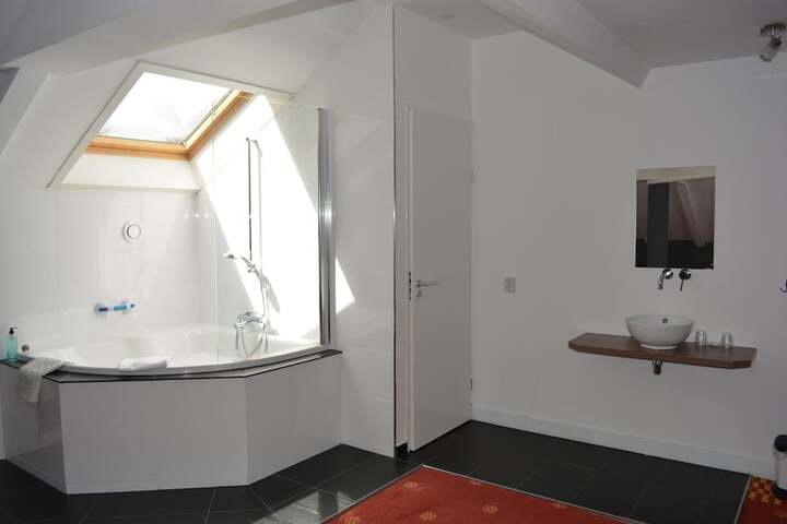 Room 26 of 48