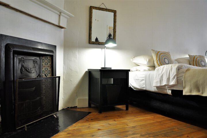 Room 4 of 100