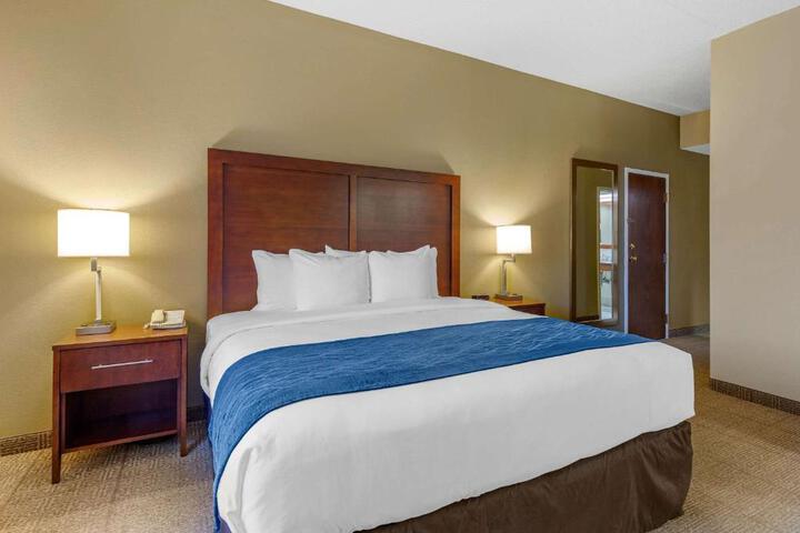 Standard King Bed Accessible (9 of 20)