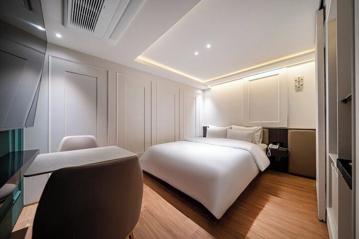 Room 6 of 56