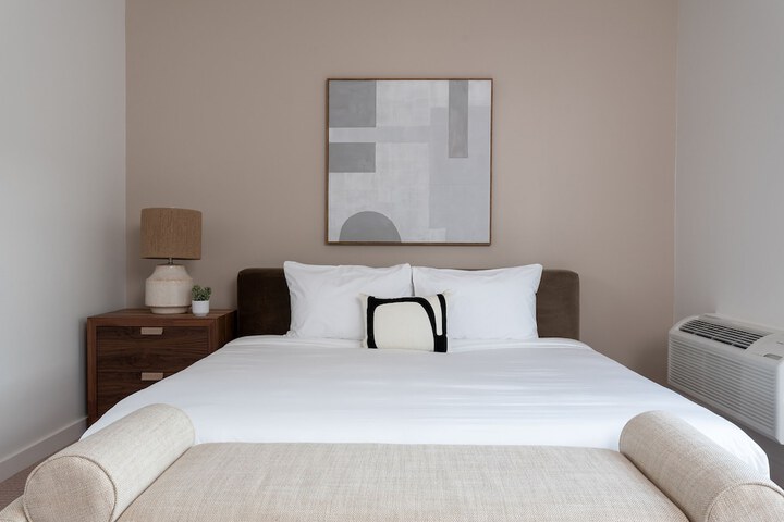 Deluxe Studio 2 Queen Beds Lake View Self Check in with Virtual Front Desk (11 of 16)