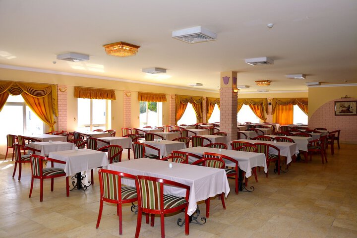 Dining 36 of 42
