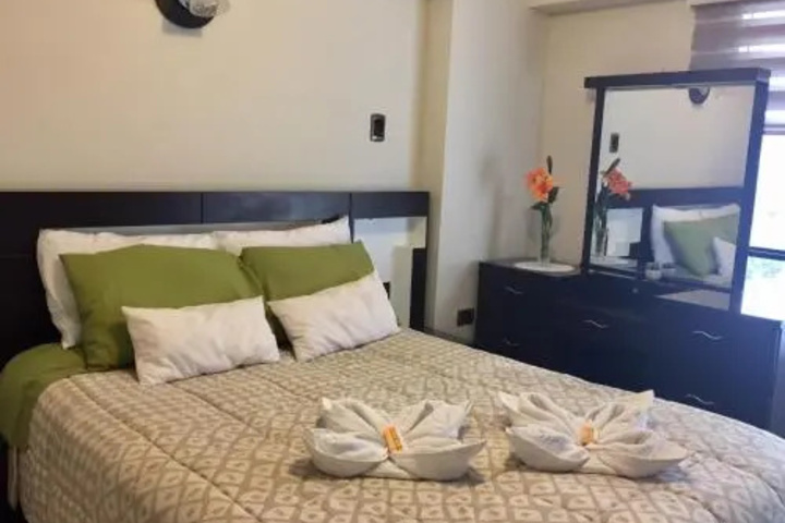 Room 4 of 8