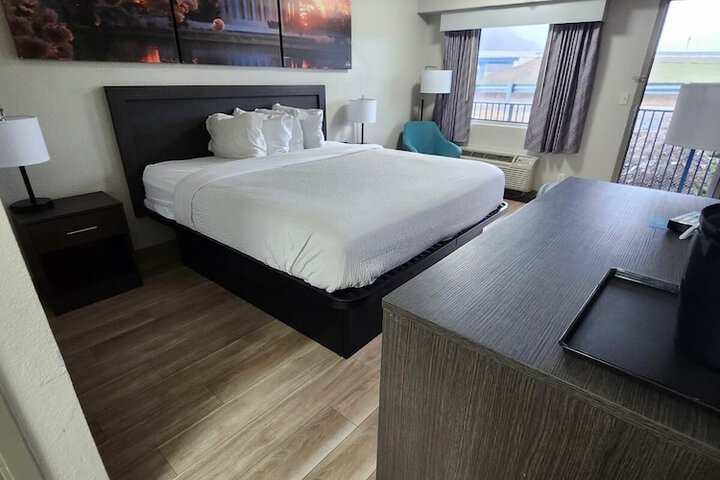 1 Queen Bed Mobility Accessible Bathtub with Grab Bars (2 of 5)