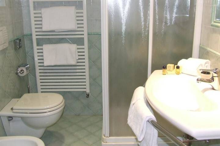 Room 21 of 32