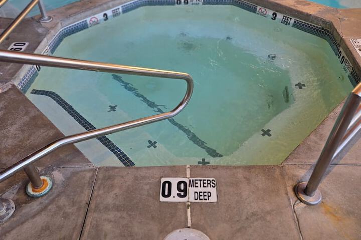 Indoor spa tub