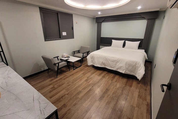 Room 8 of 20