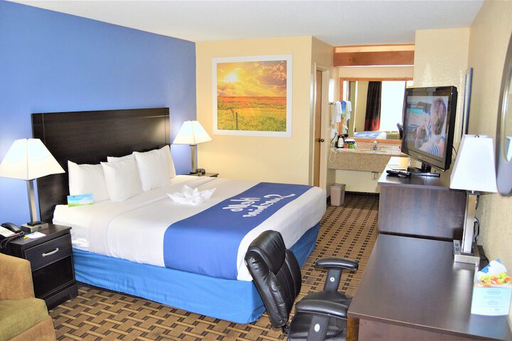 1 King Bed (17 of 17)