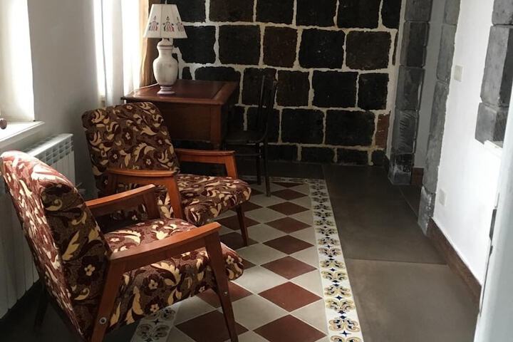 Room 7 of 12