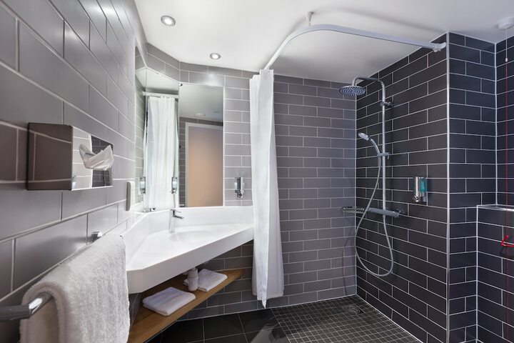 Room 6 of 28
