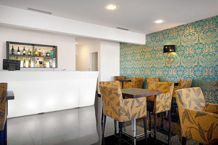 Lounge 98 of 121