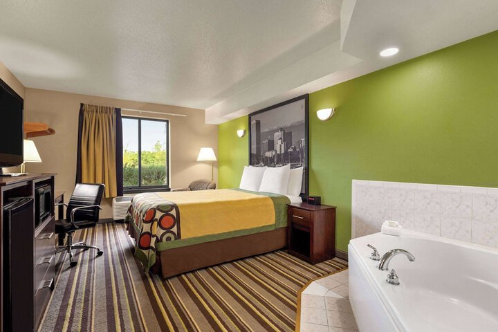1 Queen Bed (12 of 24)