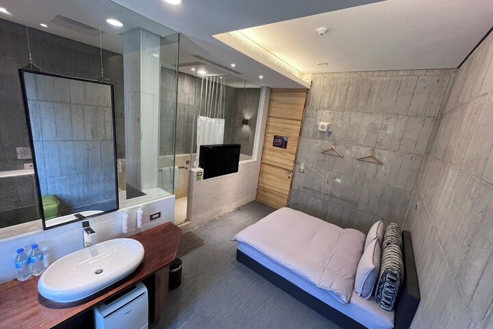 Room 25 of 47
