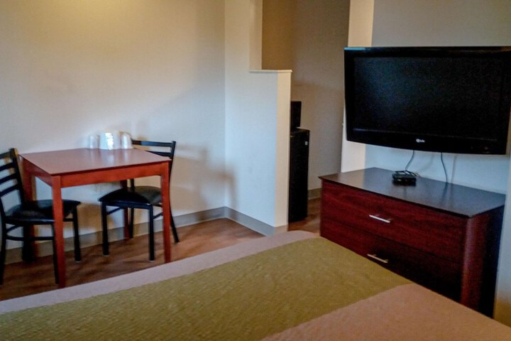 Deluxe Room 1 Queen Bed Kitchenette (9 of 10)